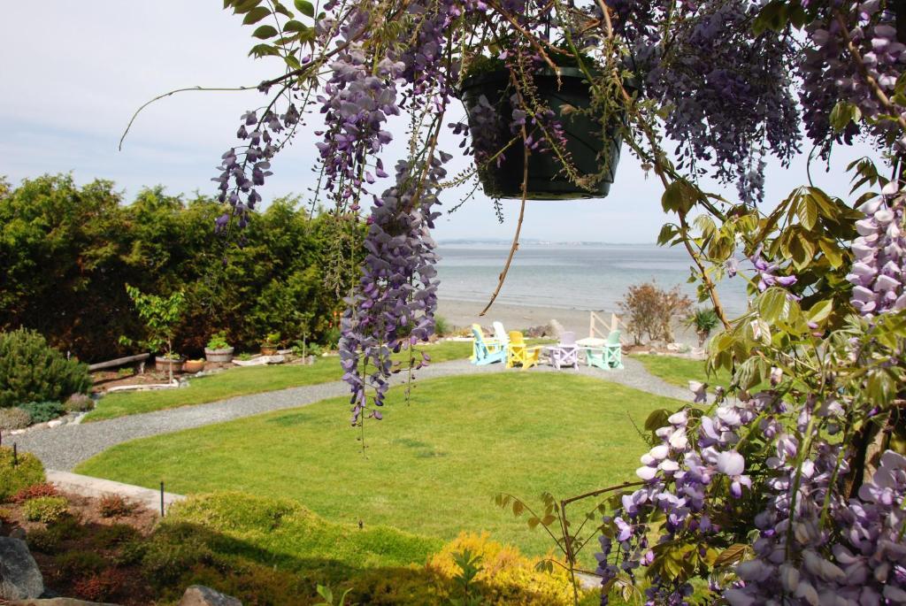 The Lodge At Weir'S Beach Metchosin Екстериор снимка