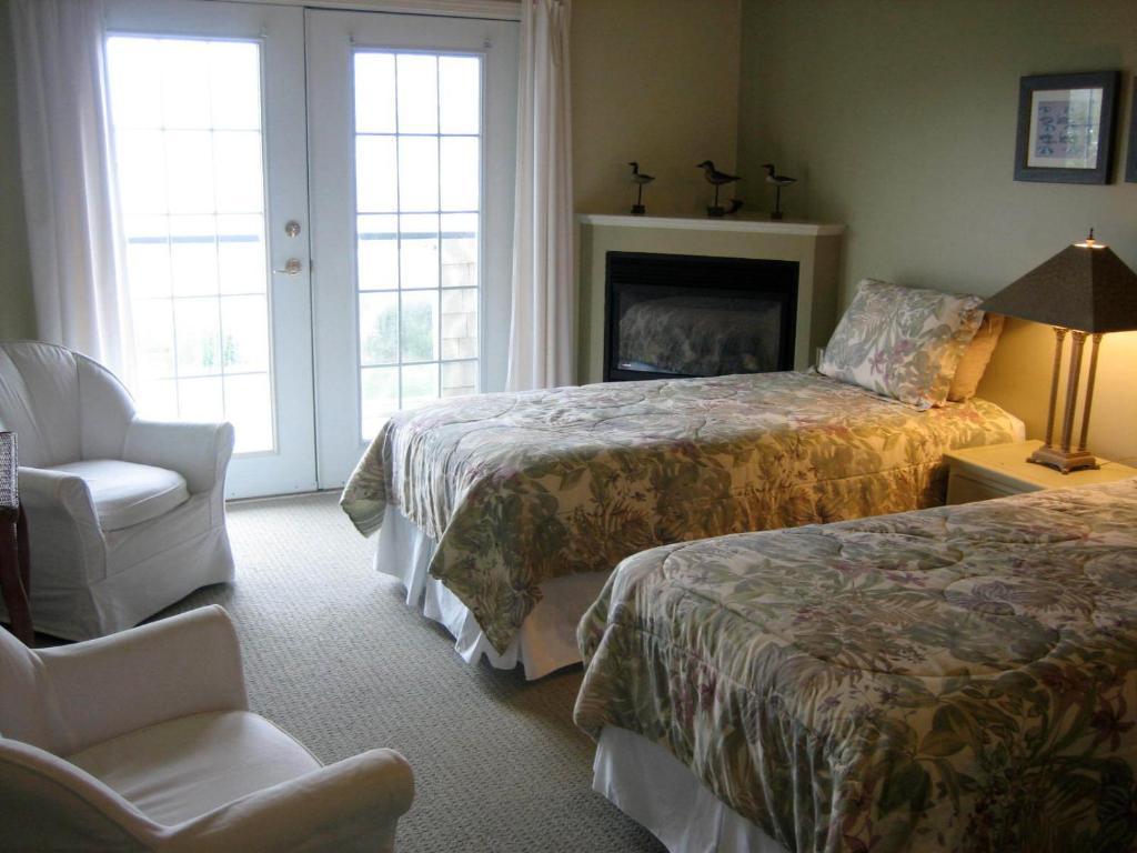 The Lodge At Weir'S Beach Metchosin Екстериор снимка