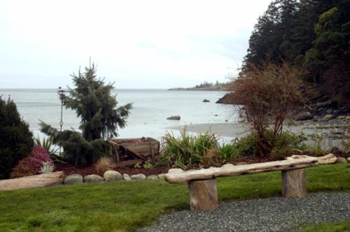 The Lodge At Weir'S Beach Metchosin Екстериор снимка