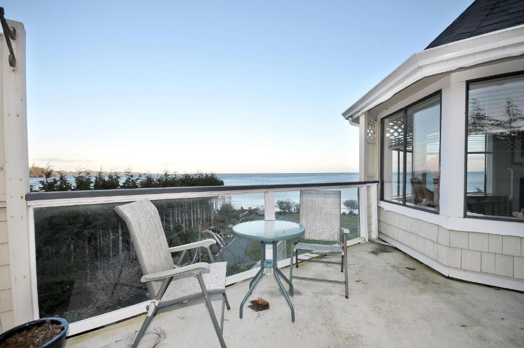The Lodge At Weir'S Beach Metchosin Екстериор снимка