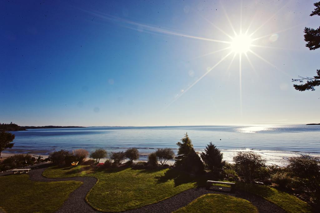 The Lodge At Weir'S Beach Metchosin Екстериор снимка