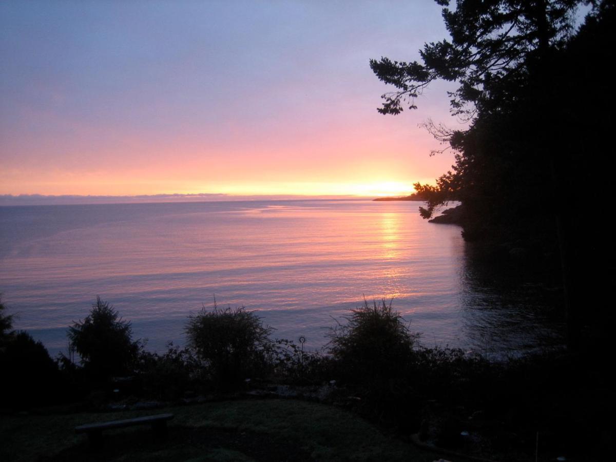 The Lodge At Weir'S Beach Metchosin Екстериор снимка