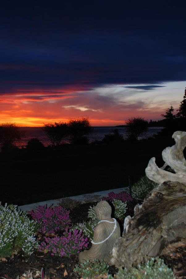 The Lodge At Weir'S Beach Metchosin Екстериор снимка